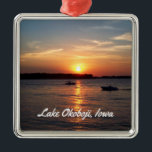 Ornamento De Metal Por do sol no lago Okoboji, Iowa<br><div class="desc">Fotografia bonita de um por do sol e de uma silhueta dos barcos no lago ocidental Okoboji,  Iowa</div>