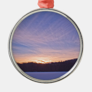 Ornamento De Metal Pôr do sol sobre lago e árvores de inverno coberta