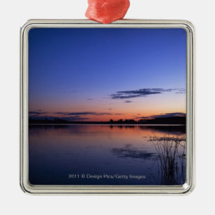Ornamento De Metal Por do sol sobre o lago Wabamun com grama