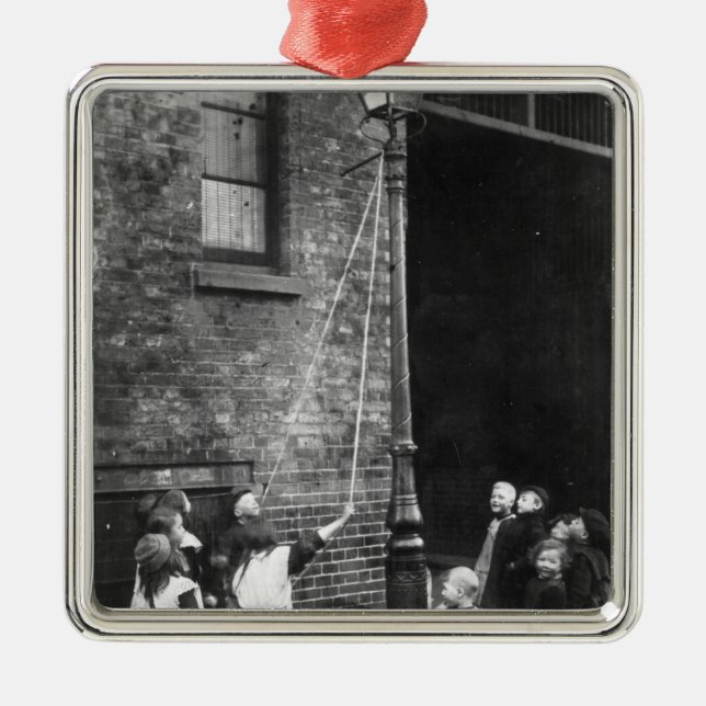 Ornamento De Metal Precários de Londres, c.1900 (Frente)