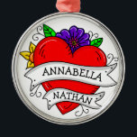 Ornamento De Metal Presente Romântico de Casal | Tatuagem Estilo Arte<br><div class="desc">trabalho de arte de estilo grafite ou tatuagem com um coração de desenho animado e rosas e outras flores com nomes de casal personalizados.</div>
