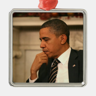 Ornamento De Metal Presidente Barack Obama reflete enquanto se encont
