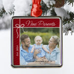 Ornamento De Metal Primeira Foto de Natal da Nova Família de Pais<br><div class="desc">Celebre o seu primeiro ano como pais com um enfeite adorável ornamento! Personalize esta encantadora decoração da árvore de Natal com uma fotografia tesourada da sua nova família, juntamente com o nome do seu bebê e a data de nascimento. É uma bela maneira de capturar este marco especial e criar...</div>