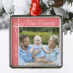 Ornamento De Metal Primeira Foto de Natal da Nova Família de Pais<br><div class="desc">Celebre o seu primeiro ano como pais com um enfeite adorável ornamento! Personalize esta encantadora decoração da árvore de Natal com a sua foto favorita da sua nova família, juntamente com o nome do seu bebê e a data de nascimento. É uma bela maneira de capturar este marco especial e...</div>
