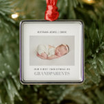 Ornamento De Metal Primeiro Natal como Avós - Filha de Bebê<br><div class="desc">Nosso Ornamento de Fotografias é uma manutenção perfeita para nunca esquecer seu Primeiro Natal como vovô e vovó. Escolha as melhores fotos da sua amada sobrinha e enfeite sua árvore de Natal com este ornamento em cores neutras Crie um doce presente para os novos avós : "GRANDPARENTS aparece abaixo de...</div>