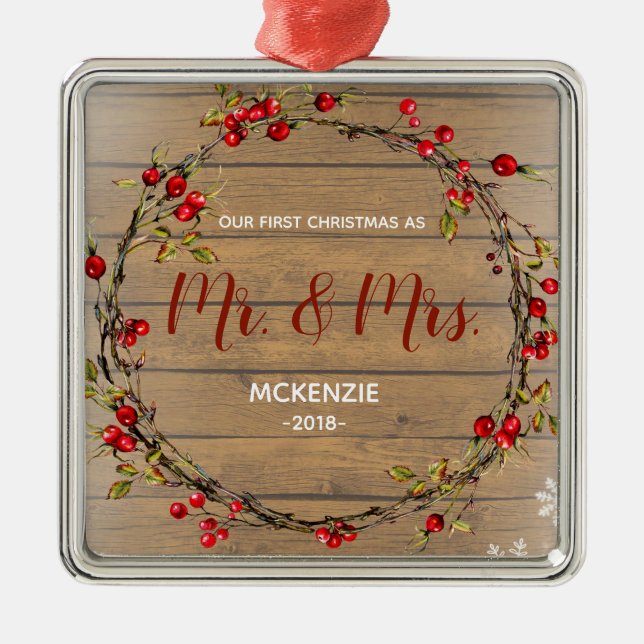 Ornamento De Metal Primeiro Natal do azevinho como o Sr. & a Sra. (Frente)