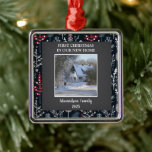 Ornamento De Metal Primeiro Natal em nosso novo nome de família de fo<br><div class="desc">O primeiro Natal em nosso novo Ornamento de Fotos em Casa. Adicione suas próprias fotos de sua nova casa,  adicione seus nomes,  texto e ano e crie um Enfeites de natal muito pessoal e exclusivo.</div>