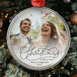 Ornamento De Metal Primeiro Natal, Sr. e Sra. Newlyweds Foto de Casam<br><div class="desc">Passe os corredores com 'Primeiro Natal,  Sr. & Ornamento de fotos da Sra. Celebre a nova felicidade com o seu toque personalizado neste elegante e moderno design de script com letra de mão! 🎄 ✨ #NovaAlegria #Memórias Personalizadas</div>