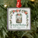Ornamento De Metal Primeiro Natal - Verdes Florais de inverno<br><div class="desc">O Elegante Roteiro de Caligrafia,  a nossa Primeira Aquarela de Natal,  o Ornamento Floral de inverno inclui poinsetos vermelhos,  rosas florais brancos,  cones de pínus,  algodão e verde de inverno. Um pote de Mason de Aquarela com veado e roca na floresta de pinheiros.</div>