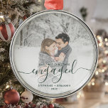 Ornamento De Metal Primeiro Script de Foto Personalizado Envolvido no<br><div class="desc">Comemore o seu noivado com este belo ornamento moderno do keepsasaame. O texto verde lê "Nosso primeiro Natal engajado", com a palavra "engajado" em uma escrita elegante com florescimento antes e depois. Substitua a imagem de exemplo por sua foto favorita e adicione seus nomes e o ano. Um filtro de...</div>
