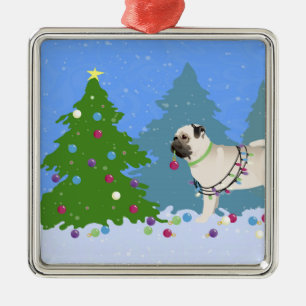 Ornamento De Metal Pug decorando uma Árvore de Natal na floresta