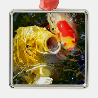 Ornamento De Metal Queijo amarelo e peixe-dourado na superfície da ág