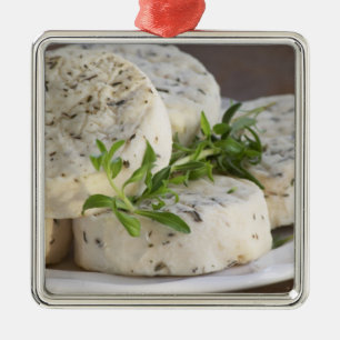 Ornamento De Metal Queijo de cabra francês - chevre - com ervas em um