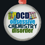 Ornamento De Metal Química engraçada<br><div class="desc">Presente engraçado do professor da química que lê a desordem obsessiva da química de OCD ao lado do cheio das taças da ciência dos produtos químicos para uma experiência. Um major legal da química atual para um cientista.</div>