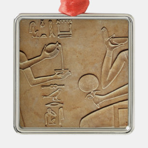 Ornamento De Metal Rainha Kawit em seu toalete