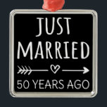 Ornamento De Metal Recem casados 50 Anos Atrás I<br><div class="desc">Design bonito, perfeito para qualquer um que está casado há 50 anos e para uma cerimônia de renovação do voto de casamento. Ele faz um excelente combinando roupa para casais! recem casados 50 Anos Atrás, citação de um casal que se casou há 50 anos ou um casal renovando votos de...</div>
