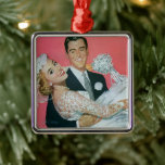 Ornamento De Metal Recém-casados Vintage, Noivo Carregando a Noiva<br><div class="desc">Lindo enfeite de Natal para dar aos seus convidados como lembrança de casamento.
Ilustração vintage de amor e romance com imagem de casamento apresentando um bonito noivo carregando sua linda noiva recém-casada. Divertido design retrô kitsch dos anos 50!</div>