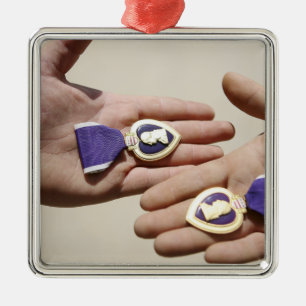 Ornamento De Metal Receptores do Coração Roxo exibem suas medalhas