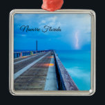 Ornamento De Metal Relâmpago Em Navarre Beach Pier Ornament<br><div class="desc">Ornamento com outra tempestade de raios sobre o Golfo do México, Oceano Atlântico. Passei por um passeio pelo Píer de Pesca de Navarra para capturar alguns raios e aqui está uma das minhas fotos de sorte. Procurando mais impressões ou produtos? Sinta-se livre para visitar minha loja: http://www.zazzle.com/timelessmomentsphtgy Esta foto foi...</div>