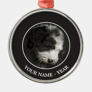 Ornamento De Metal Retrato Bobtail do filhote de cachorro no estúdio