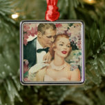 Ornamento De Metal Retrato do casamento vintage, Noiva retrorada e no<br><div class="desc">Ilustração de vintage,  imagem de casamento de amor e romance apresentando um retrato floral com noiva em seu vestido de noiva e o noivo em seu smoking cercado por flores rosa e brancas.</div>