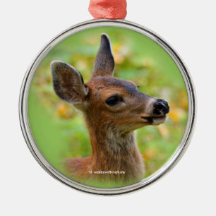 Ornamento De Metal Retrato Vignetado de Deer Fawn Chantageado Sorride