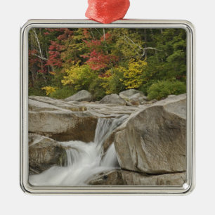 Ornamento De Metal Rio Swift em cascata através de rochas, Branco