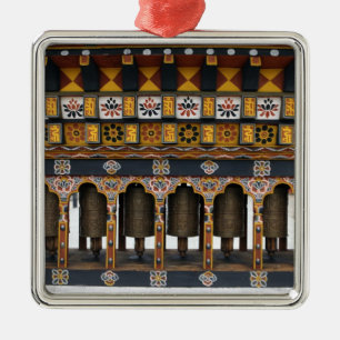 Ornamento De Metal Rodas de oração num pequeno quadrado público