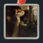 Ornamento De Metal Romeu e Julieta (por Frank Dicksee)<br><div class="desc">Este design apresenta uma pintura do artista vitoriano inglês Frank Dicksee (1853-1928). Mostra Romeu e Julieta beijando romanticamente. Romeu e Julieta são personagens da famosa tragédia escrita por William Shakespeare. Nesta cena, Romeu acabou de subir à sacada de Julieta, e ele está sentado na borda enquanto Julieta se posiciona ao...</div>