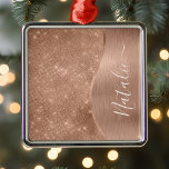 Ornamento De Metal Rosa Metálico - Largura Dourada Personalizada<br><div class="desc">Personalize facilmente este rosa dourado com metal escovado e um ornamento metálico com padrão de brilho glamouroso com seu próprio nome personalizado.</div>