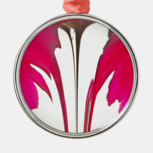 Ornamento De Metal Rosa vermelha fantástica do chic sob o céu branco.