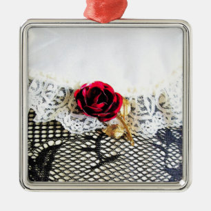 Ornamento De Metal Rosa vermelha romântica e rendas brancas