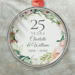 Ornamento De Metal Rosas da Grinalda Floral do 25º Aniversário de Cas<br><div class="desc">Com uma delicada grinalda floral em aquarela,  este presente chic do 25º aniversário de casamento pode ser personalizado com as informações do seu aniversário especial em texto prateado elegante. Concebido por Thisisnotme©</div>