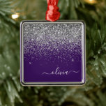 Ornamento De Metal Roxo Silver Glitter Girly Glam Monograma<br><div class="desc">Nome do Monograma da Silver e da Glitter Púrpura e Enfeites de natal Inicial. Isto faz o doce e perfeito aniversário de 16 anos,  casamento,  chá de panela,  aniversário,  chá de fraldas ou festa de solteira presente para alguém que ama luxo de luxo e estilos quíticos.</div>