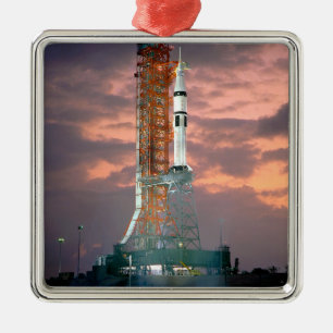 Ornamento De Metal Rupturas do alvorecer atrás de ASTP Saturn IB CDD