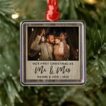 Ornamento De Metal Rustic Our First Christmas Sr & Mrs Photo Ornament<br><div class="desc">Rustic Our First Christmas, Sr. e Sra. Photo Enfeites de natal com lenha e burlap. Se precisar de ajuda para personalizar o seu Enfeites de natal, por favor, não hesite em contactar por correio eletrônico ou Facebook. Não se esqueça de gostar da nossa página do Facebook para novos produtos, vendas,...</div>