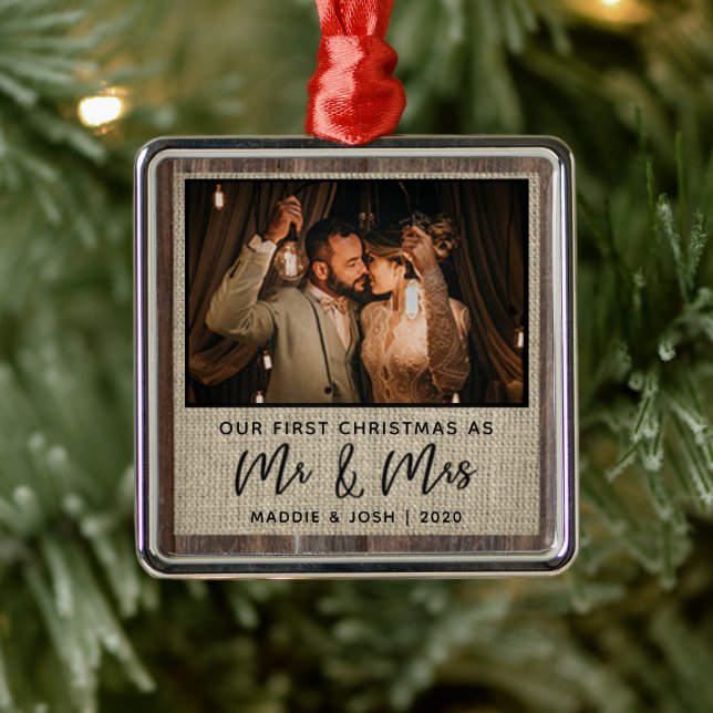 Ornamento De Metal Rustic Our First Christmas Sr & Mrs Photo Ornament (Árvore)
