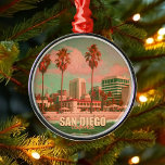 Ornamento De Metal San Diego California Vintage Souvenirs 1950<br><div class="desc">San Diego California. Este design Vintage faz um Natal excelente ou presente de aniversário para fãs de San Diego Beach. O retroverão vibes design é um presente perfeito para amantes de viagem e fãs de destinos tropicais.</div>