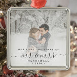 Ornamento De Metal Script de Cinza Personalizada de Fotografia do Nat<br><div class="desc">Comemore o primeiro Natal do seu casamento com este belo ornamento moderno do keepsasasaame. O texto da cinza de carvão diz "Nosso primeiro Natal como Sr. & Sra.", com as palavras "Sr. & Sra." em um roteiro elegante com flores antes e depois. Substitua a imagem de exemplo por sua foto...</div>