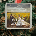 Ornamento De Metal Script Retro Nossa Primeira Foto de casal de Natal<br><div class="desc">Uma tipografia moderna para esta coleção de personagens. Para personalizar com a sua imagem favorita. Você também pode mudar facilmente a cor da fonte para seu gosto.</div>