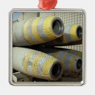 Ornamento De Metal Seis bombas GBU-12 sentam-se em uma cremalheira