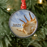 Ornamento De Metal Shell de aranha no céu azul de Sandy Beach<br><div class="desc">Uma fotografia de perto de uma concha de aranha em uma praia arenosa contra um céu azul, e nuvens espertas dão a uma pessoa um sentimento quente e relaxante enquanto os calcanhares se espalham por fora. Olhar para a bela casca rosa na areia faz-se olhar para a frente um pouco...</div>