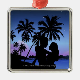 Ornamento De Metal Silhueta de um casal que abraça na praia