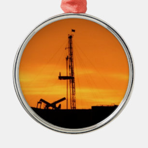 Ornamento De Metal Silhueta do equipamento do Workover no por do sol