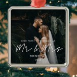 Ornamento De Metal Simples Moderno Primeiro Natal como Sr. e Sra. Fot<br><div class="desc">Nosso primeiro Natal como Sr. e Sra.,  recém-casados ornamento de fotos de marco. Uma tipografia moderna para esta coleção de personagens. Para personalizar com a sua imagem favorita. Você também pode mudar facilmente a cor da fonte para seu gosto.</div>