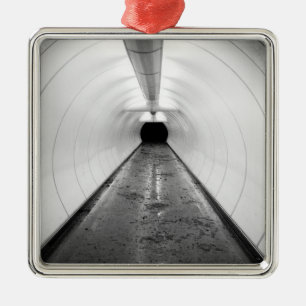 Ornamento De Metal Singapura. Um túnel pedestre iluminado em