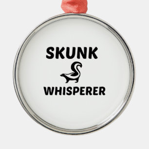 ORNAMENTO DE METAL SKUNK WHISPERER