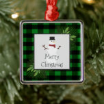 Ornamento De Metal Snowman Green Buffalo Xadrez Cerâmica<br><div class="desc">Decorem sua árvore de Natal nesta temporada de festas com um Ornamento de Xadrezes de Buffalo Verde Snowman. Design de ornamento apresenta uma caixa adornada com galhos de pínus e bonitinho bonitão de neve contra um fundo de xadrez de búfalo. Itens adicionais de presentes e feriados disponíveis com este design...</div>