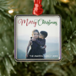 Ornamento De Metal Sobreposição de Fotos Verdes e Elegantes de Natal<br><div class="desc">Elegante ornamento de fotos de Feliz Natal com bela tipografia cursiva em vermelho e verde. Esta fotografia da família de feriados moderna apresenta um belo roteiro e o seu nome em branco sobre a imagem de sangria do cheio para um presente de feriado personalizado do excelente.</div>