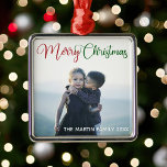 Ornamento De Metal Sobreposição de Fotos Verdes e Elegantes de Natal<br><div class="desc">Elegante ornamento de fotos de Feliz Natal com bela tipografia cursiva em vermelho e verde. Esta fotografia da família de feriados moderna apresenta um belo roteiro e o seu nome em branco sobre a imagem de sangria do cheio para um presente de feriado personalizado do excelente.</div>